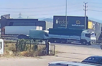 Bursa'da 3 aracın karıştığı zincirleme kaza kamerada