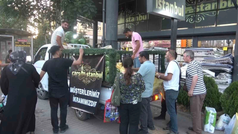 Bursa'da bir mağaza 4 kamyon karpuz dağıttı