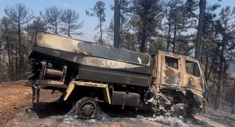 Bursa'daki yangında bir kamyon alevlerin arasında kalarak kullanılamaz hale geldi