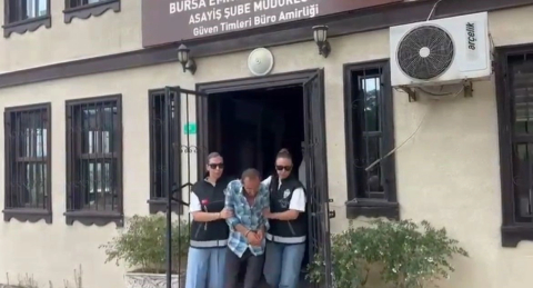 Cadde üzerindeki hırsızlık kamerada: Polis, o şüpheliye geçit vermedi