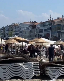 Halk plajında şezlong kavgası: Zabıta ile para toplayanlar arasında arbede çıktı