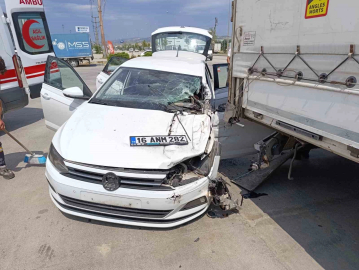 Kontrolden çıkan otomobil benzinlikteki tıra çarptı