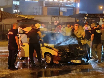 Seyir halindeki otomobil alev alev yandı