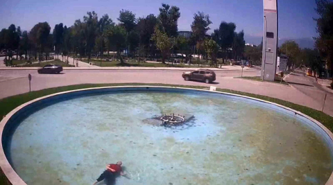 Bursa’da alkollü şahıs süs havuzuna düştü