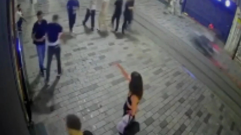 Sevgilisini kıskanan kadın 3 kişiyi bıçakladı