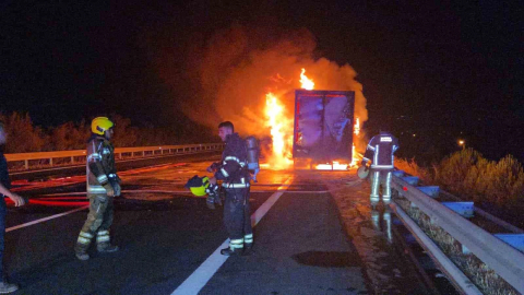 Bursa'da seyir halindeki kamyon alev topuna dönüştü