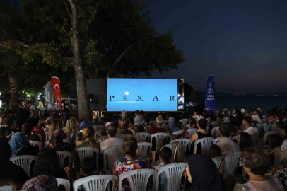 'Kamyoled Sineması' ile Bursalılar açık havada sinema keyfi yaşıyor