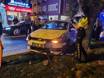Bursa'da otomobil kamyonete çarptı!