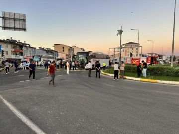 Yolcu otobüsü ile traktör çarpıştı: 8 yaralı