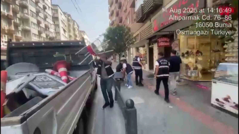 Bursa'da zabıta kaldırım ve sokakları böyle temizledi