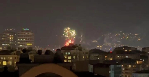 Yasağı hiçe saydılar: Rüzgarlı havada havai fişek patlattılar!