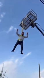 Bursa'da hayret edilesi görüntüler: Damadı vinçte sallandırdılar