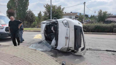 Bursa'da otomobil takla attı: 2 kişi yaralandı
