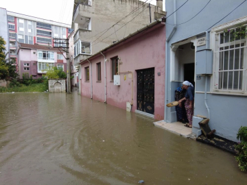 Edirne'yi sağanak vurdu! Yollar göle döndü