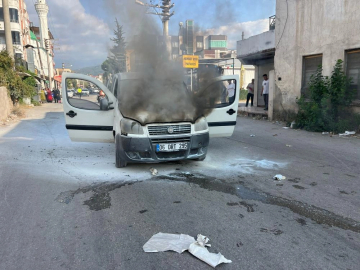 Osmaniye'de hafif ticari araç alev alev yandı