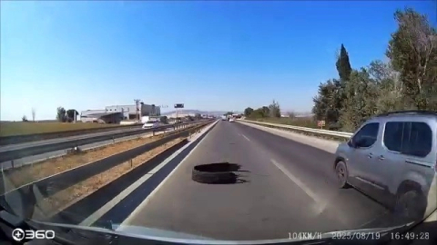 Bursa'da karayoluna atılan kamyon lastiği kazaya sebep oldu
