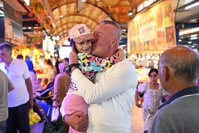 Pazaryerinde çocuklardan Başkan Karabatı'ya yoğun ilgi