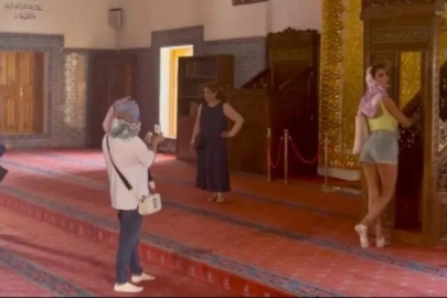 Van’daki tarihi camide kıyafet tartışması: Uyarılar yetersiz kaldı