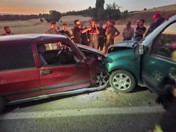 Kütahya'da 2 araç kafa kafaya çarpıştı: 2 ölü