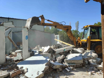 Yenişehir'de kaçak yapılar yıkıldı