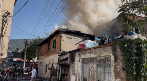 Bursa’da bir ev alevlere teslim oldu
