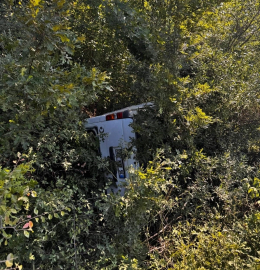 Bursa’da kontrolden çıkan minibüs şarampole yuvarlandı