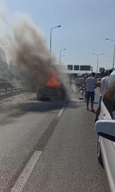 Seyir halindeki araç alev alev yandı