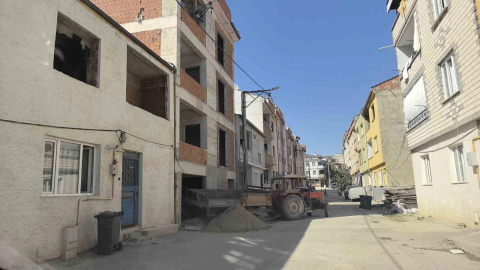 Üzerine kum dolu inşaat kovası düşen işçi ağır yaralandı