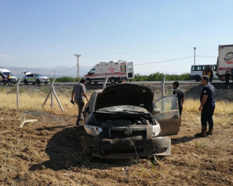 Otomobil bahçeye uçtu: 3 yaralı