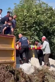Sakarya'da hafriyat kamyonu devrildi: Sürücü yaralandı!