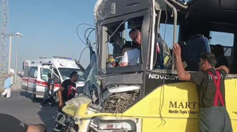 Halk otobüsü ile tır çarpıştı: 1 ölü, 11 yaralı