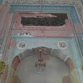 Bursa'da tarihi Bezzaz Cami dökülüyor