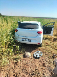 Diyarbakır'da otomobil tarlaya uçtu