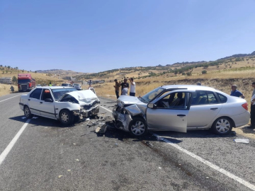 Otomobiller kafa kafaya çarpıştı: 2 yaralı