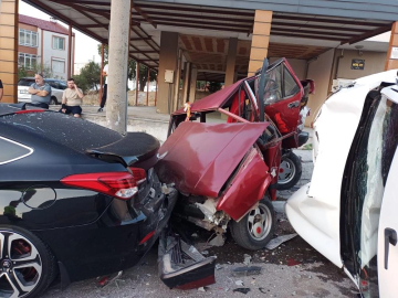 Balıkesir'de 4 araç birbirine girdi!