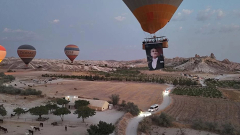 Kapadokya'da balonlar Türk bayraklarıyla uçtu
