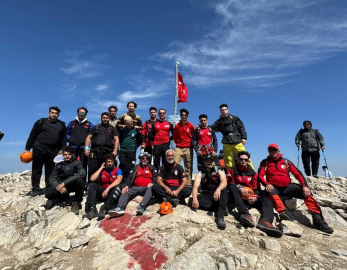 Bursa'da dağcılar zirvede Zafer Bayramı'nı kutladı