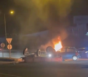 Bursa'da traktöre çarpan otomobil alev aldı