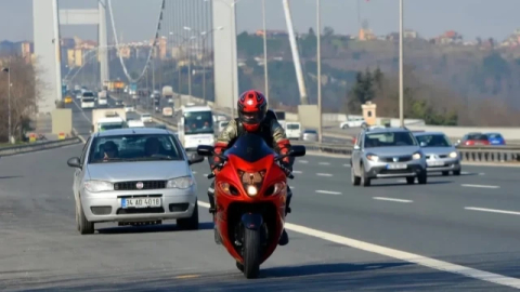 İstanbul Valiliği'nden motosiklet genelgesi: Kaldırıma park etmek yasak!