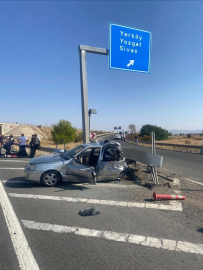 Kırıkkale'de feci kaza: Otomobil ikiye bölündü