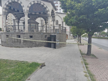 Cami tuvaletinde bıçaklı kavga: 1 ağır yaralı