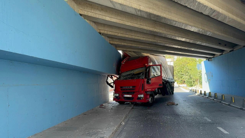 “Navigasyon yönlendirdi” dedi, kamyon alt geçide takıldı