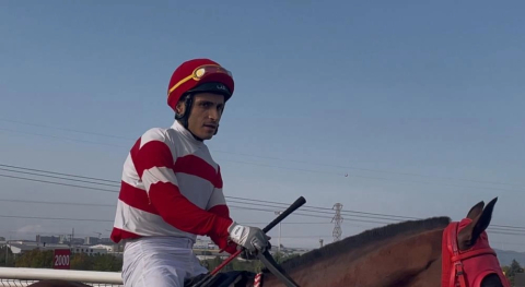 Bursa'da ilginç olay: Attan düşen jokeyin yerine yarıştı birinci oldu