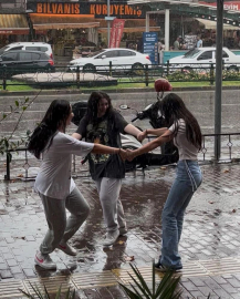 Bursa’da yağmur sevinci...Böyle dans ettiler