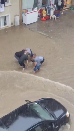 Bursa'yı sağanak vurdu, cadde ve sokaklar sular altında kaldı