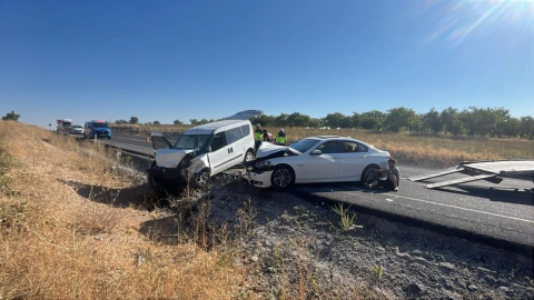 İki araç kafa kafaya çarpıştı: 14 yaralı