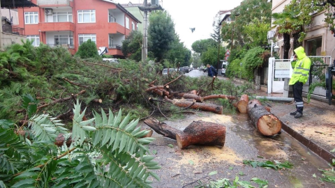 Kocaeli'de sağanak: Yıldırım evin çatısına düştü