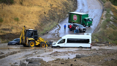 Ankara'yı sağanak vurdu: Dere taştı!