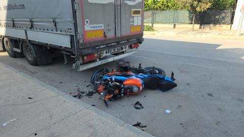 Bursa'da feci kaza: Tıra çarpan motosiklet sürücüsü ağır yaralandı