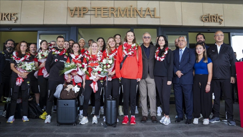 Dünya ikincisi A Milli Kadın Voleybol Takımı yurda döndü
